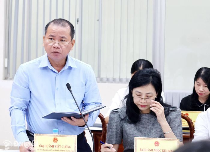 Trưởng ban Kinh tế - Ngân sách HĐND thành phố Huỳnh Việt Cường phát biểu tại hội nghị. Ảnh: Hồ Thảo