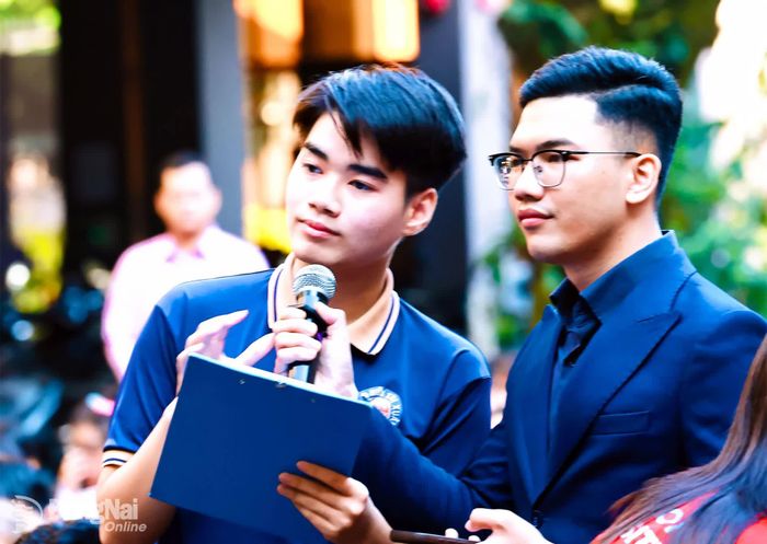 Học sinh đặt câu hỏi với các chuyên gia tư vấn hướng nghiệp. Ảnh: Công Nghĩa