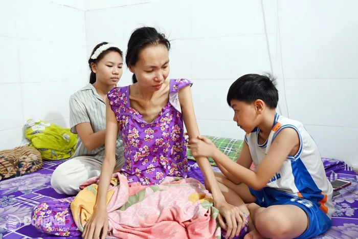 Căn bệnh lao phổi kháng thuốc đang vắt kiệt sức lực của người mẹ đơn thân Nguyễn Thị Thanh Thảo. Ảnh: Thu Hiền