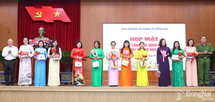Các đồng chí lãnh đạo thành phố tặng hoa, quà chúc mừng các đồng chí nữ lãnh đạo, quản lý nhân ngày Phụ nữ Việt Nam. Ảnh: Huy Anh