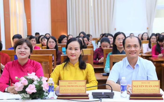 Các đồng chí lãnh đạo thành phố và đại biểu tham dự buổi họp mặt. Ảnh: Huy Anh