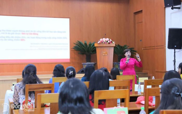 Báo cáo viên chia sẻ chuyên đề tại buổi họp mặt. Ảnh: Huy Anh