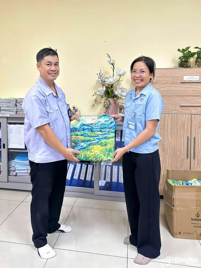 Công đoàn Công ty hữu hạn cơ khí động lực Toàn Cầu (phường Trảng Bom) trao quà cho lao động nữ. Ảnh: CĐCC