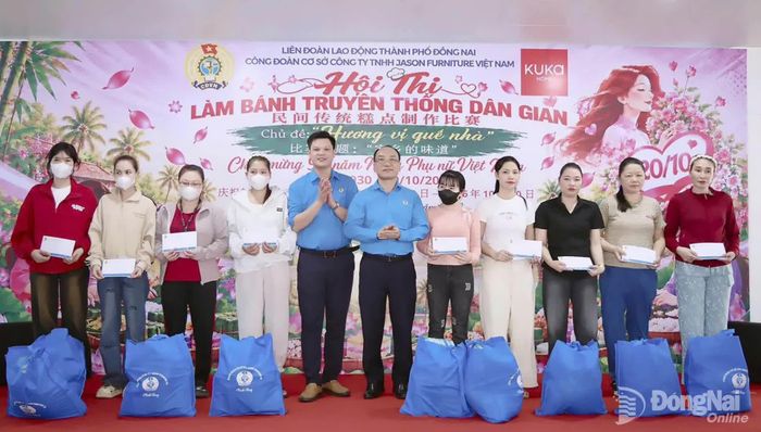Công đoàn Công ty TNHH Jason Furniture Việt Nam trao quà cho nữ đoàn viên khó khăn. Ảnh: N.Hòa