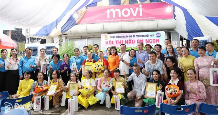 Cán bộ Công đoàn và lãnh đạo Công ty TNHH Pou Chen Việt Nam (phường Biên Hòa) trao giải cho các đội xuất sắc tham dự hội thi nấu ăn. Ảnh: N.Hòa