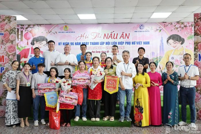 Công ty TNHH Pousung Việt Nam trao giải cho các đội tham gia hội thi nấu ăn dịp 20-10. Ảnh: N.Hòa