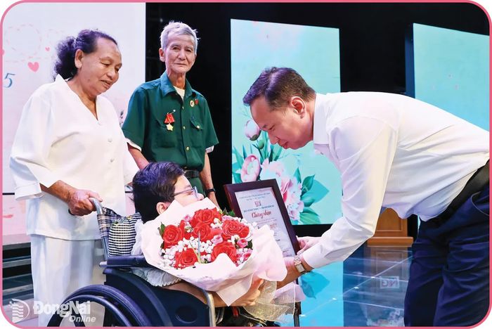 Phó Giám đốc phụ trách Báo và Phát thanh, Truyền hình Đồng Nai Nông Thanh Tuấn tặng quà cho tác giả Huỳnh Thanh Thảo.