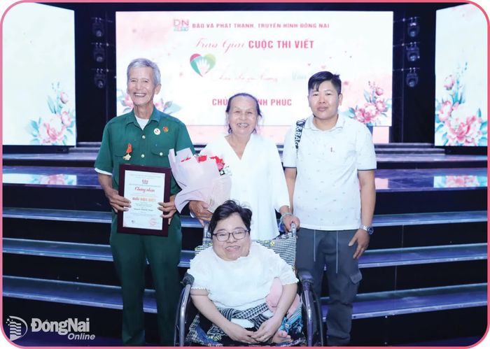 Tác giả Huỳnh Thanh Thảo cùng gia đình chụp ảnh lưu niệm.