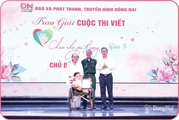 Phó Giám đốc phụ trách Báo và Phát thanh, Truyền hình Đồng Nai Nông Thanh Tuấn trao giải đặc biệt cho tác giả Huỳnh Thanh Thảo.
