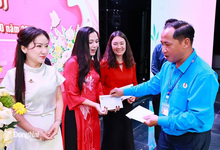 Đại diện Công đoàn cơ sở Báo và Phát thanh, Truyền hình Đồng Nai tặng quà nữ cán bộ, viên chức, người lao động. Ảnh: Công Nghĩa