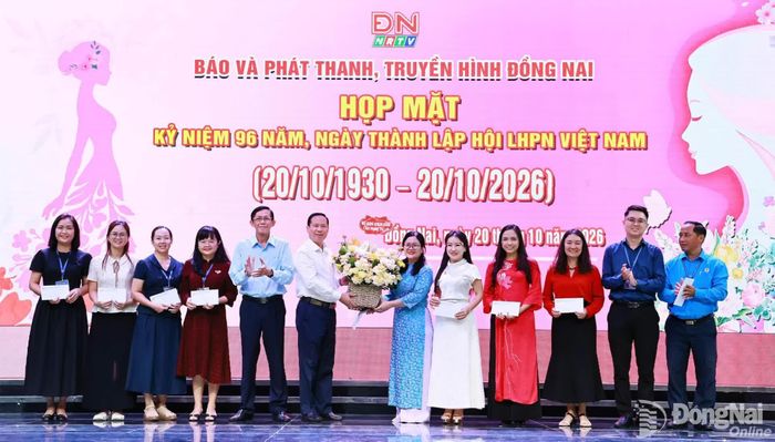Lãnh đạo Đảng ủy, Ban Giám đốc và Công đoàn cơ sở Báo và Phát thanh, Truyền hình Đồng Nai tặng hoa chúc mừng nữ cán bộ, viên chức, người lao động, cộng tác viên chuyên trách. Ảnh: Công Nghĩa