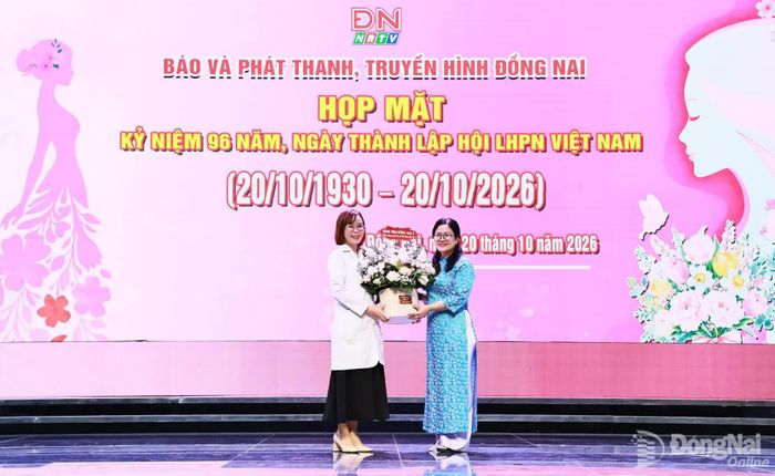 Đại diện Công đoàn cơ sở Báo và Phát thanh, Truyền hình Đồng Nai tặng hoa chúc mừng khách mời. Ảnh: Công Nghĩa