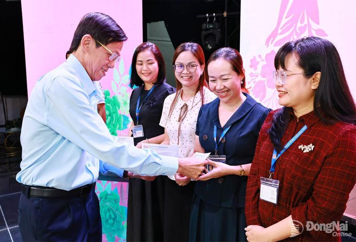 Phó Giám đốc Báo và Phát thanh, Truyền hình Đồng Nai Trần Nam Đông tặng quà cho nữ cán bộ, viên chức, người lao động, cộng tác viên chuyên trách. Ảnh: Công Nghĩa