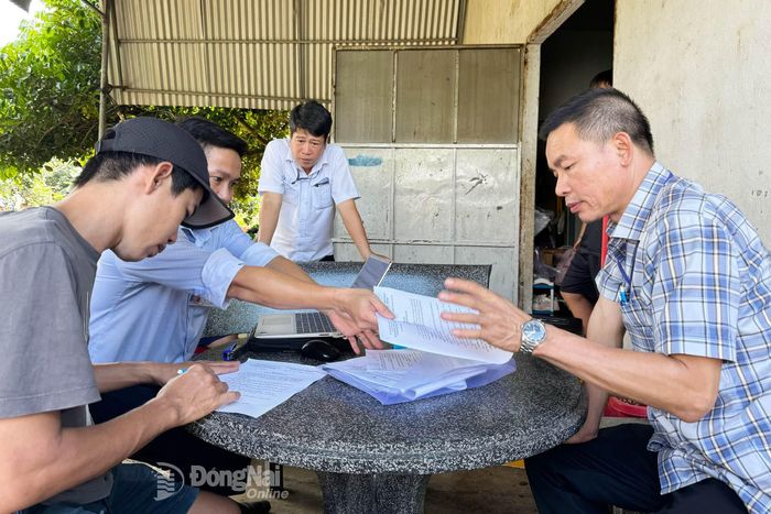 Người chăn nuôi ở xã Gia Kiệm ký cam kết không sử dụng chất cấm trong chăn nuôi. Ảnh: B.Nguyên