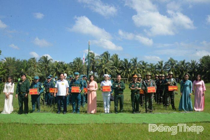 Ban Tổ chức tặng quà cho các đội hình hoàn thành diễn tập phòng thủ.