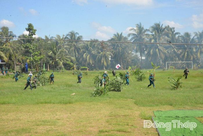 Thực hành chiến đấu phòng thủ: Đánh địch tiến công hỏa lực.