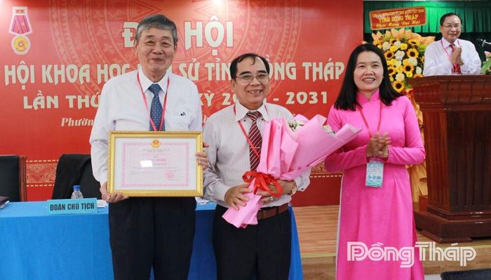 Đồng chí Lưu Thị Thanh Loan, Phó Chủ tịch Ủy ban MTTQ Việt Nam tỉnh trao Bằng khen của Chủ tịch UBND tỉnh cho tập thể Hội Khoa học lịch sử tỉnh Đồng Tháp.