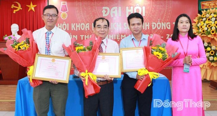 Đồng chí Lưu Thị Thanh Loan, Phó Chủ tịch Ủy ban MTTQ Việt Nam tỉnh Đồng Tháp trao Bằng khen của Chủ tịch UBND tỉnh cho các cá nhân.