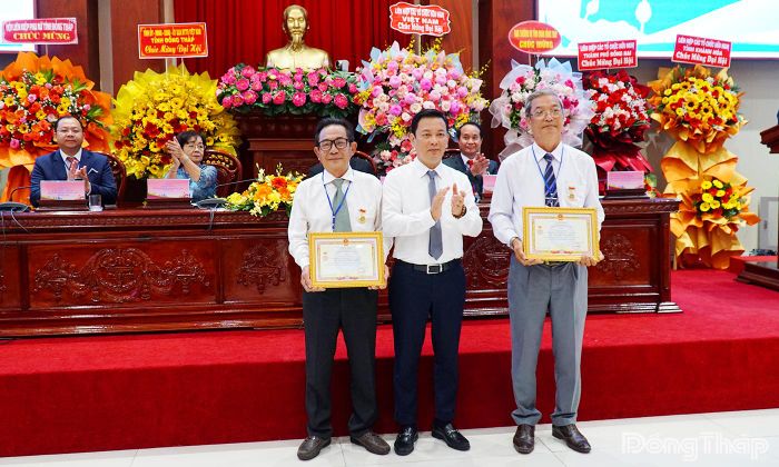 Đồng chí Đồng Huy Cương, Phó Chủ tịch Liên hiệp các tổ chức hữu nghị Việt Nam trao Kỷ niệm chương “Vì hòa bình hữu nghị giữa các dân tộc” cho các cá nhân.