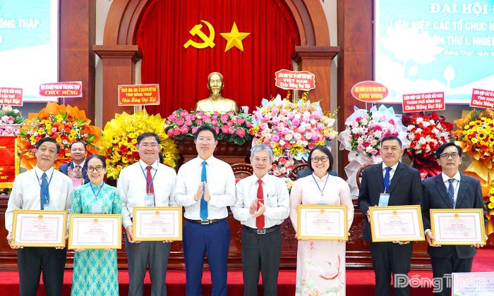 Trao Bằng khen của Chủ tịch UBND tỉnh cho các tập thể, cá nhân có thành tích xuất sắc trong hoạt động của Liên hiệp các tổ chức hữu nghị tỉnh Đồng Tháp nhiệm kỳ 2019 - 2024.