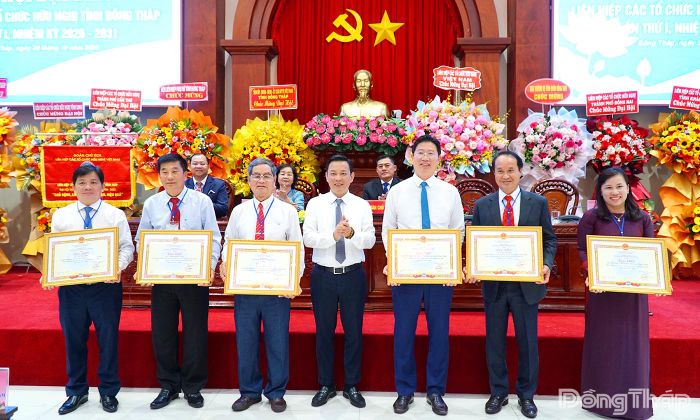 Trao Bằng khen của Đoàn Chủ tịch Liên hiệp các tổ chức hữu nghị Việt Nam cho các cá nhân đã có thành tích đóng góp tích cực trong công tác đối ngoại nhân dân giai đoạn 2019 - 2026.