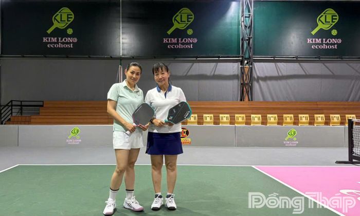 Chị Trương Thị Phương Thảo (bìa phải) dành thời gian rèn luyện thể thao, giữ sức khỏe và tinh thần tích cực để tận tâm với công việc, vun đắp tổ ấm.