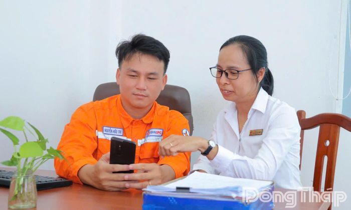 Chị Nguyễn Phạm Hồng Thi, Tổ Kỹ thuật, Điện lực Lai Vung, chia sẻ kinh nghiệm ứng dụng công nghệ với đồng nghiệp, góp phần nâng cao hiệu quả công việc.
