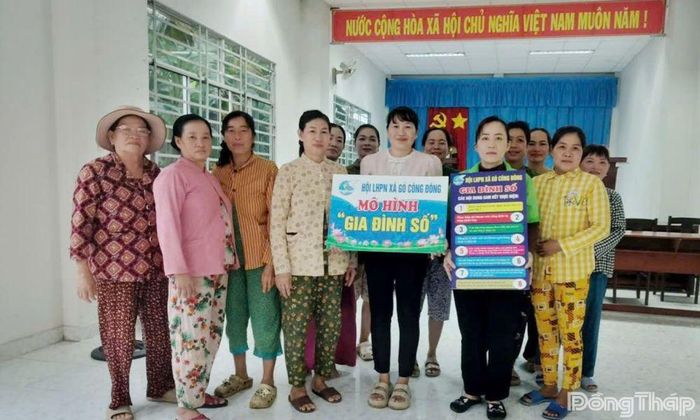 Hội Liên hiệp Phụ nữ xã Gò Công Đông ra mắt mô hình "Gia đình số".