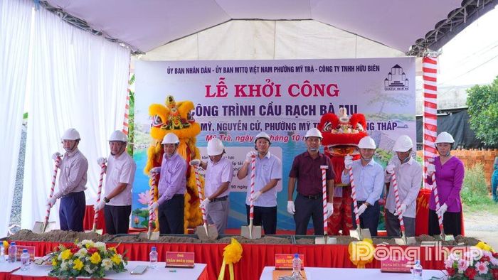 Các đại biểu thực hiện nghi thức khởi công công trình cầu Rạch Bà Mụ.