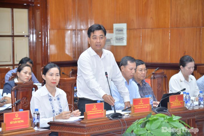 Giám đốc Ban Quản lý dự án đầu tư xây dựng công trình giao thông tỉnh Đồng Tháp Nguyễn Hoàng Khuyên phát biểu tại cuộc họp.