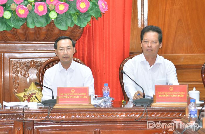 Đồng chí Nguyễn Thanh Nhàn (bìa trái) phát biểu kết luận cuộc họp.