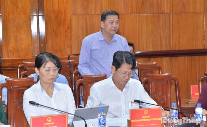 Lãnh đạo Sở Tài chính báo cáo tại cuộc họp.