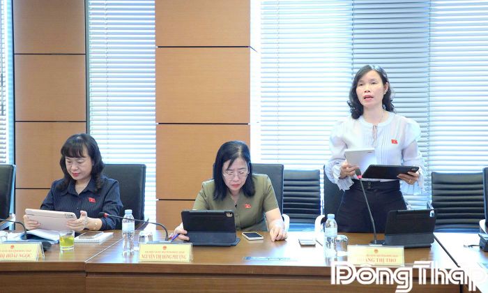 Đại biểu Hoàng Thị Thơ phát biểu thảo luận.