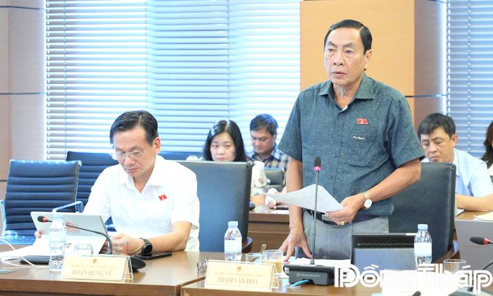 Đại biểu Phạm Văn Hòa phát biểu thảo luận.