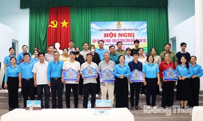 Lãnh đạo Liên đoàn Lao động tỉnh trao bảng tượng trưng mô hình “Hộp thư số Công đoàn” cho đại diện các chủ nhà trọ.