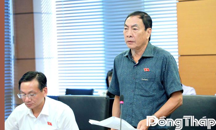 Đại biểu Phạm Văn Hòa phát biểu thảo luận.