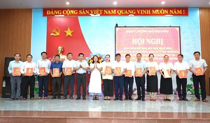 Đảng ủy phường Hoài Nhơn Đông công bố các quyết định giải thể, thành lập tổ chức đảng trực thuộc. Ảnh: Ánh Nguyệt