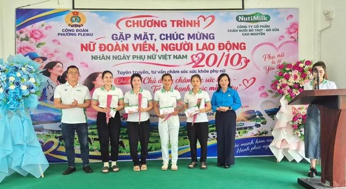  Công ty cổ phần Chăn nuôi Bò thịt - Bò sữa Cao Nguyên trao tặng quà nữ đoàn viên công đoàn. Ảnh: Bá Bính 
