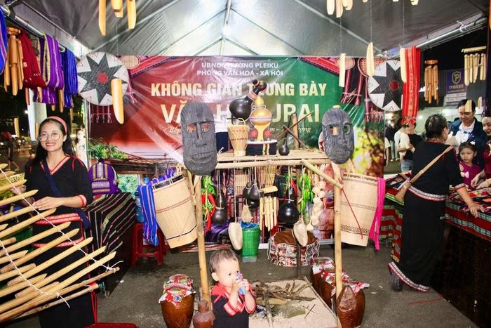  Không gian trưng bày văn hóa Jrai với các nhạc cụ, vật dụng truyền thống và sản phẩm thủ công. Ảnh: Minh Chí 