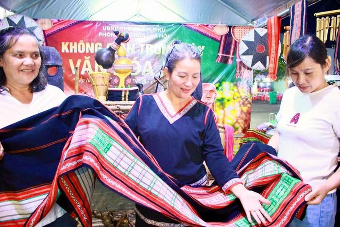  Chị Y Phương - Trưởng Phòng Trưng bày và Truyền thông, Bảo tàng Pleiku (giữa) giới thiệu sản phẩm dệt thổ cẩm. Ảnh: Minh Chí 