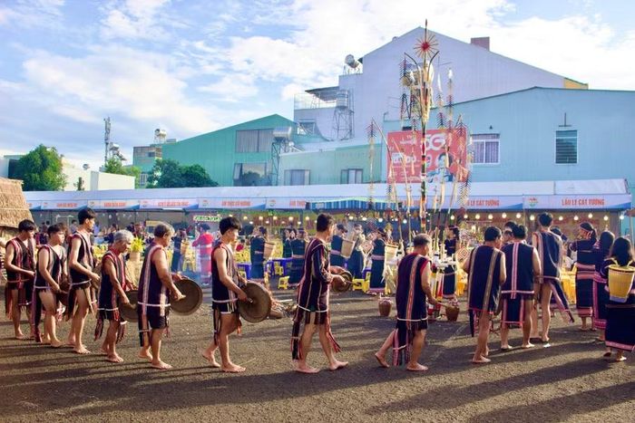  Các nghệ nhân làng Ơp trình diễn cồng chiêng, xoang trong không khí vui tươi, rộn ràng. Ảnh: Minh Chí 