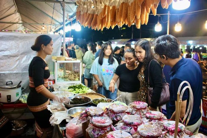  Người dân, du khách tham quan, thưởng thức các món ăn đặc trưng như cơm lam, gà nướng, rượu cần. Ảnh: Minh Chí 