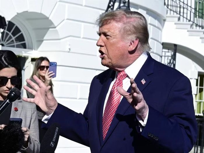  Tổng thống Mỹ Donald Trump phát biểu bên ngoài Nhà trắng. Ảnh: democrata 