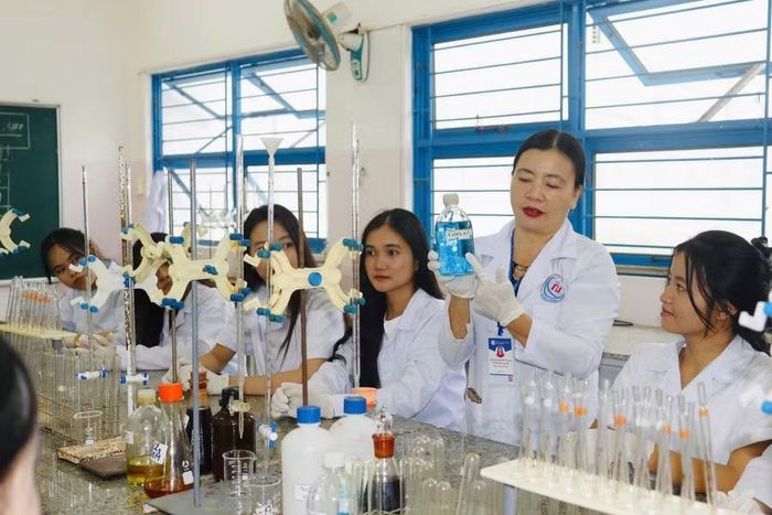  Sinh viên ngành Sư phạm Hóa học (Khoa Sư phạm, Trường Đại học Quy Nhơn) trong giờ thực hành. Ảnh: H.Đ 