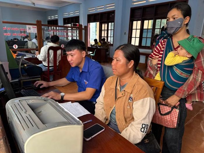  Anh Trương Công Sơn hướng dẫn người dân thực hiện dịch vụ công trực tuyến. Ảnh: M.N 