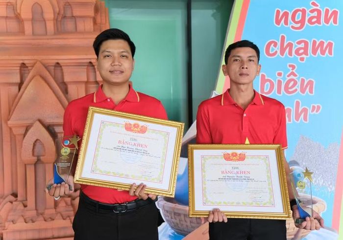  Anh Nguyễn Thành Trung (bìa phải) và anh Ngô Hoàng Khánh Duy nhận Giải thưởng Nguyễn Chí Thanh năm 2026. Ảnh: M.N 