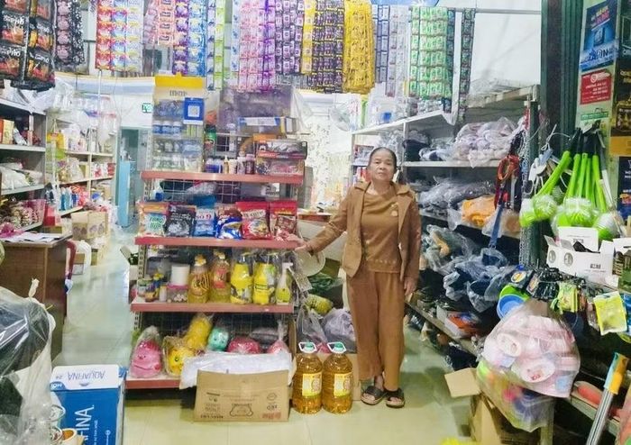 Bà Đào Thị Lan Hương (xã Mang Yang) mở rộng quy mô kinh doanh sau khi tiếp cận vốn từ Quỹ tín dụng nhân dân Kon Dơng. Ảnh: Hồng Thương