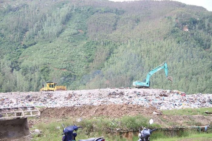 Đầu tư ô chôn lấp tạm tại khu vực sân ủ lên men thuộc Khu xử lý chất thải rắn Long Mỹ. Ảnh: Trọng Lợi
