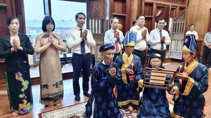  Đại biểu dâng hương tưởng niệm Anh hùng dân tộc Nguyễn Trung Trực tại đền thờ. Ảnh: Nguyễn Dũng 