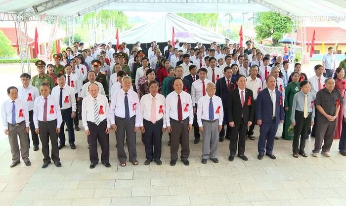  Các đại biểu dâng hoa tại Chi bộ Hồng Lĩnh. Ảnh: Nhật Trường 